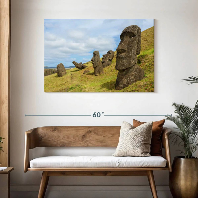 Nicci Moais à Rano Raraku, H 30 po x l 45 po