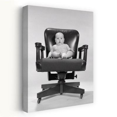 1960s, bébé assis dans un fauteuil de direction en regardant une caméra, art mural rétro