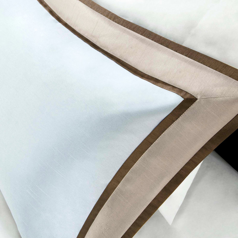 Literie 7 pièces pour très grand lit, édredon de couleur neutre, collection Hotel transitionnelle, taies décoratives, carrés et coussins décoratifs, style, détails complexes