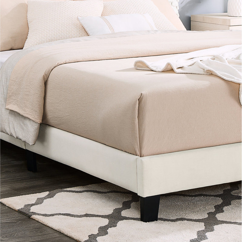 Lit plateforme simple tapissier en 3D blanc avec panneaux de tissu respirant, matériau de tête de lit de style moderne, décor contemporain