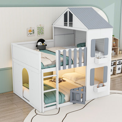 Lit superposé en bois en forme de maison avec barrières de sécurité et échelle