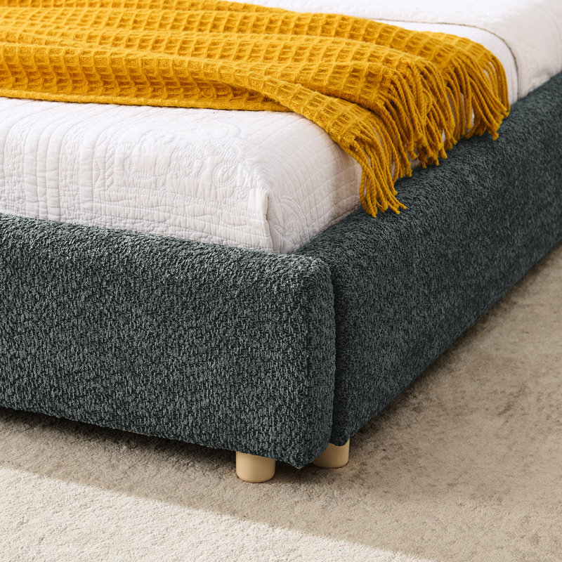 Très grand lit tapissier gris foncé, look minimaliste moderne, haute tête de lit incurvée, tissu, pieds pour le confort de la chambre à coucher, esthétique, structure robuste pour les pieds,