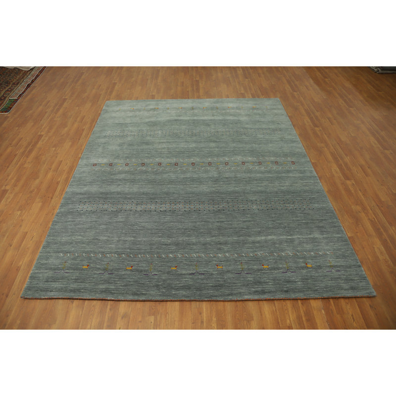 Tapis vert minimaliste 8 x 10 avec des détails d'animaux subtils
