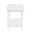Table d'appoint Hips White en bois aux tons chauds, idéale pour le jardin et les réceptions en extérieur. Sa structure à deux niveaux offre un espace de rangement pour les sous-verres et les boissons. Son dossier ergonomique et profilé assure une assise confortable.