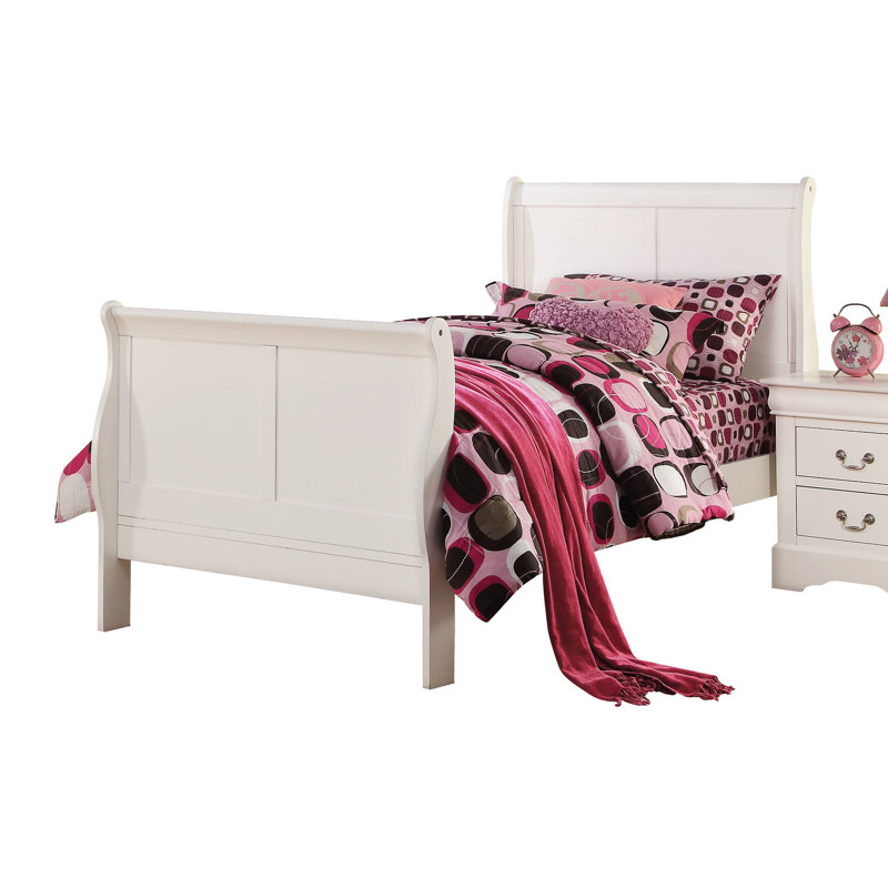 Lit simple blanc avec espace supplémentaire en bois massif et pour plus de confort dans une chambre à coucher confortable et élégante