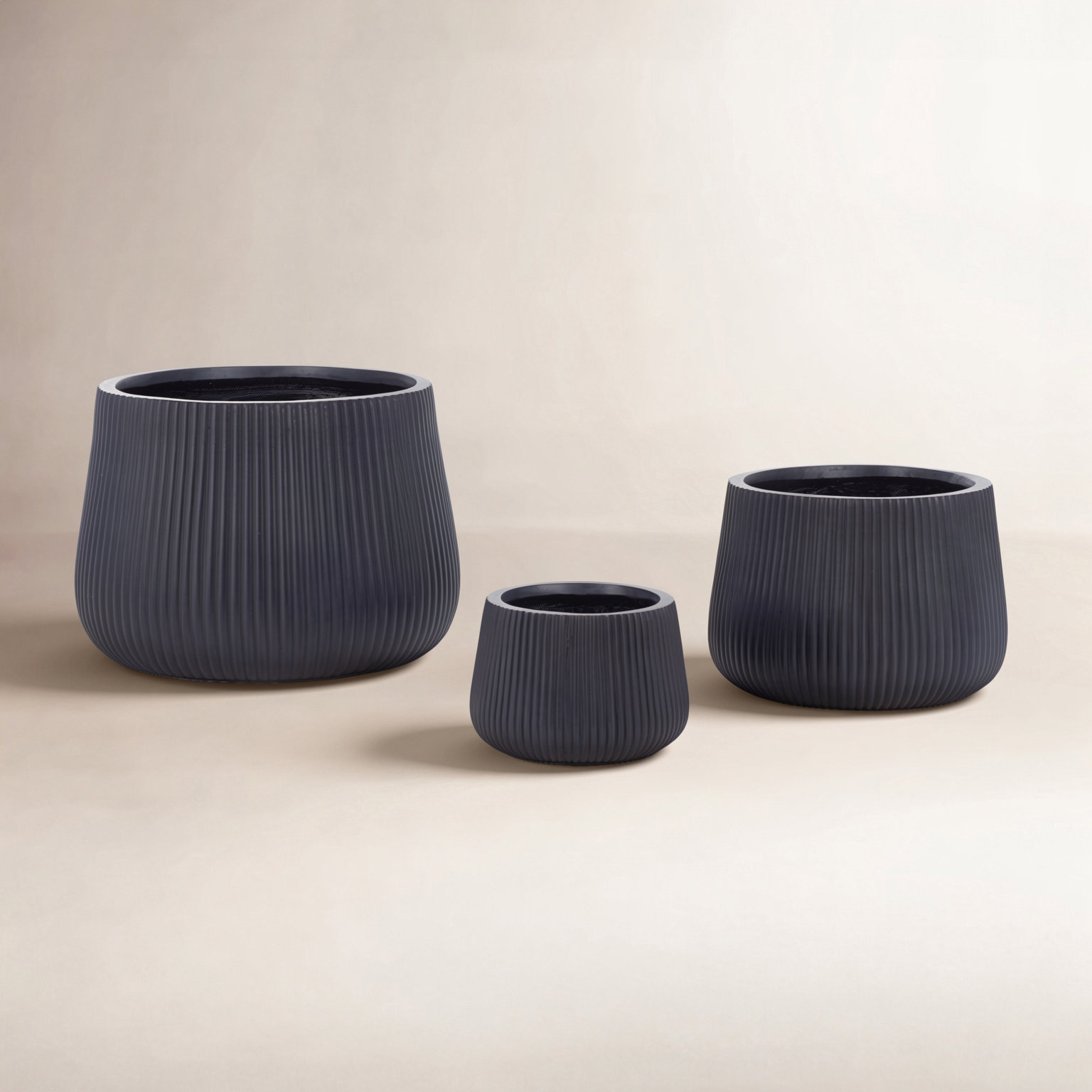 21" Pot Planter, Black