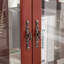 Élégante armoire vitrée à 2 portes avec portes en verre trempé, panneau arrière en miroir et tablettes réglables - vitrine lumineuse pour la maison et le bureau (ampoule incluse)-121045915