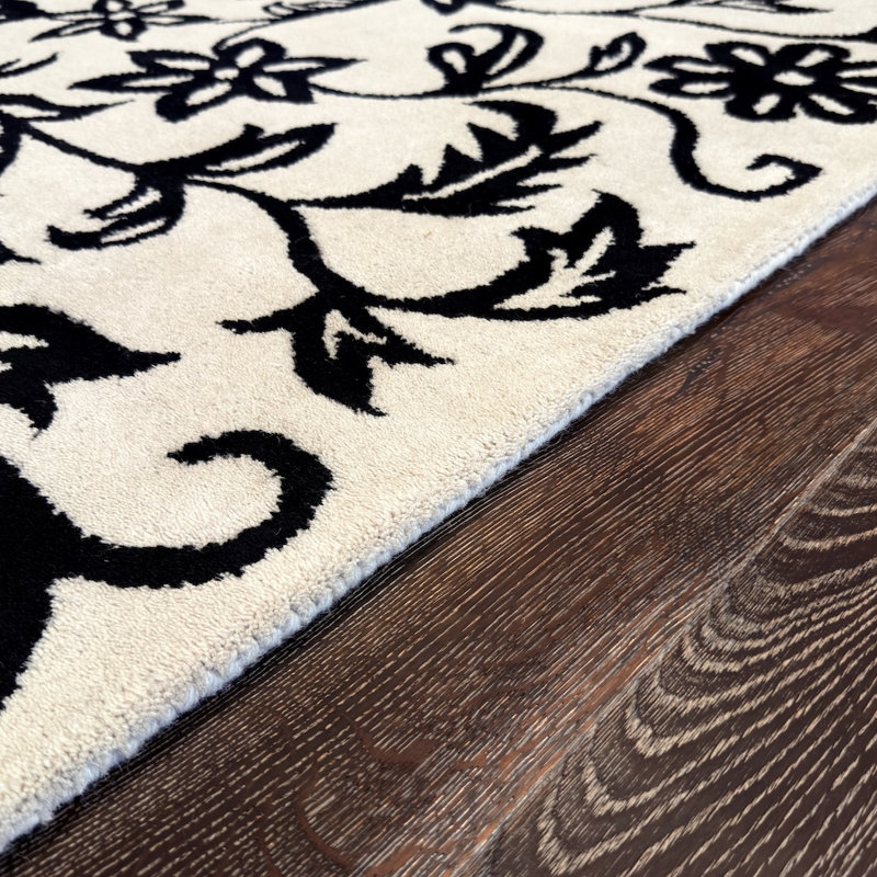 Tapis floral en laine à grande échelle touffeté à la main noir et blanc Ailey Authentic, 5 pi x 7 pi 6 po