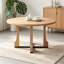 Table de salle à manger ronde avec une conception durable et compacte, parfaite pour les petits espaces et les réunions de famille.-244826256