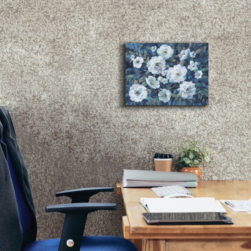 «Rugosa Roses» par Danhui Nai, art mural sur toile, H 12 pi x l 16 pi