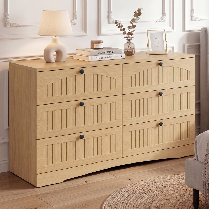 Commode sculptée à six tiroirs, Bois naturel