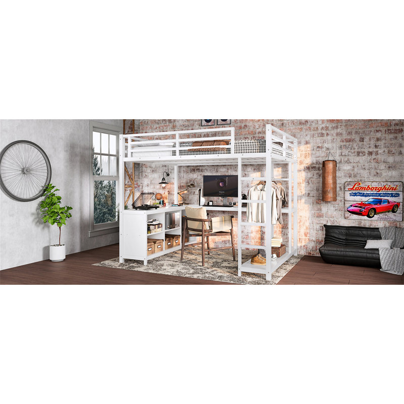 Lit mezzanine double en métal avec garde-robe, bureau en L et tablettes de rangement pour une économie d'espace., Lit double