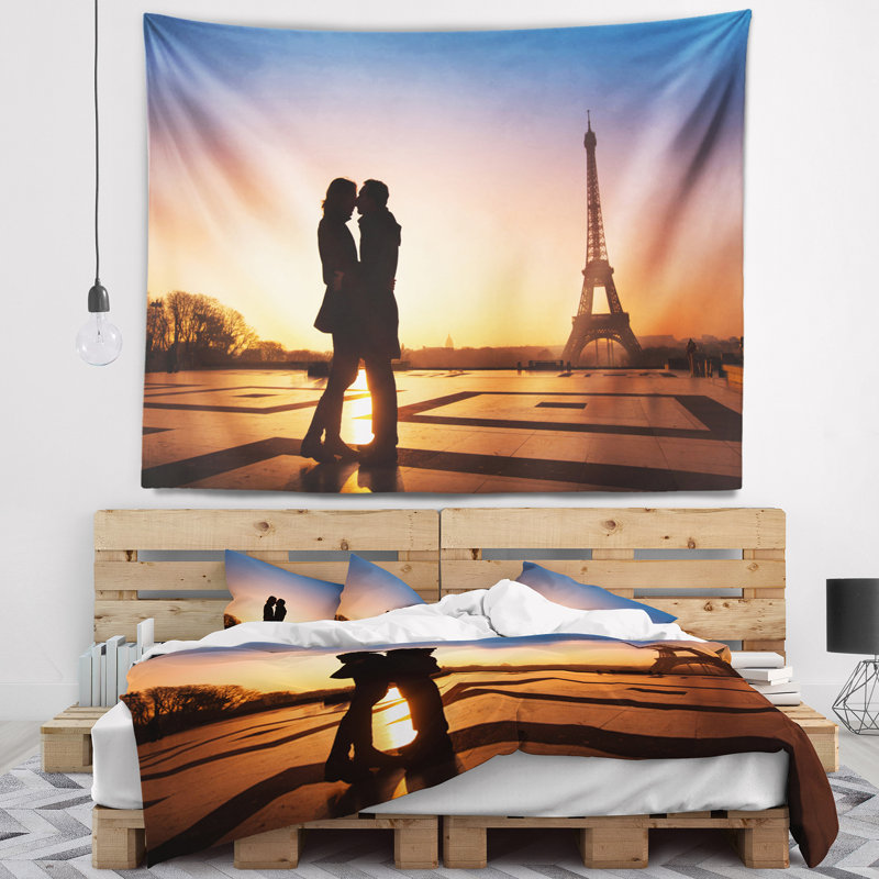 Tapisserie Eiffel avec un couple qui s'embrasse, H 32 po x l 39 po