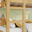 Lit superposé simple au-dessus d'un lit simple avec tablettes de rangement et garde-corps en rotin, sécuritaire et élégant pour les chambres d'enfants-133490570