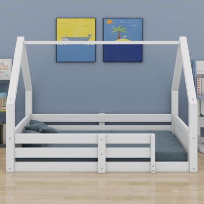 Lit de jardin avec panneaux rainurés, charpente et barrières de sécurité pour chambres d'enfants modernes.