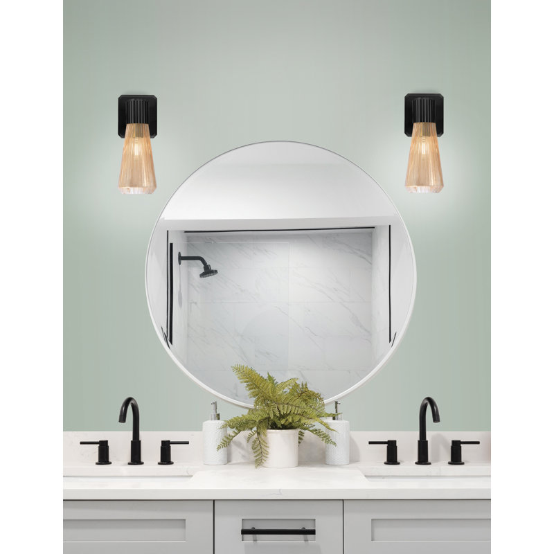 Applique murale Akins présentée en finition noir mat avec verre côtelé ambre de 4 po, Brun clair / Orange, Noir mat