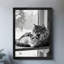 Reproduction d'art encadré noir avec chats rétro blottis ensemble dans une ambiance chaleureuse-1329299685