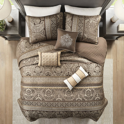 Courtepointe très grand / très grand avec coussins décoratifs - brun / or . Feuille, rayures et motifs. Détails de broderie. Facilité et commodité lavables à la machine à partir de 3 coussins. Pratique