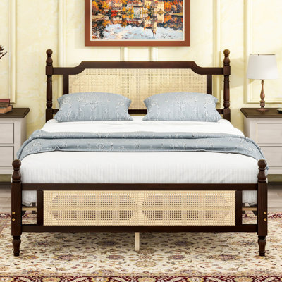 Grand lit avec tête de lit accentuée et bois de pin massif, taille de support, fabrication robuste de couleur robuste