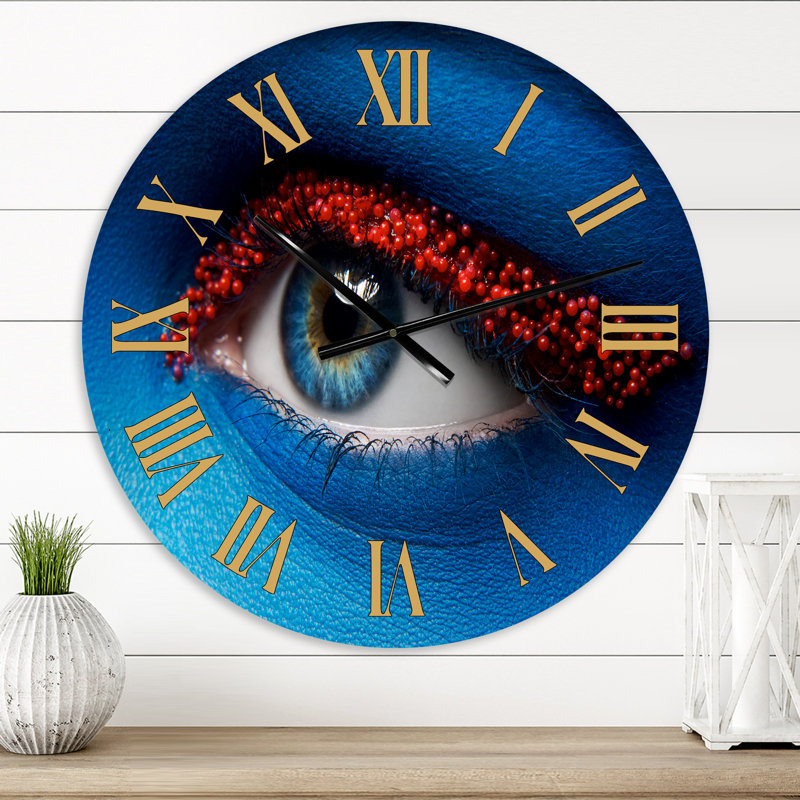 Horloge murale moderne œil féminin avec peinture bleue sur le visage et boules rouges, Petit