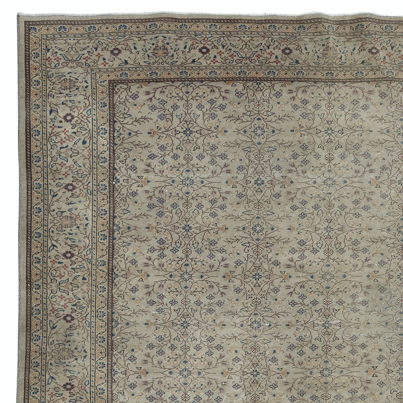 Tapis rétro noué à la main Anatolian Oushak beige avec motif floral, ca 1960