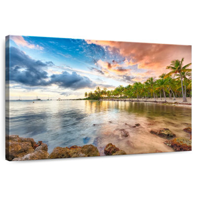 Coucher de soleil sur la plage Gillard en Guadeloupe