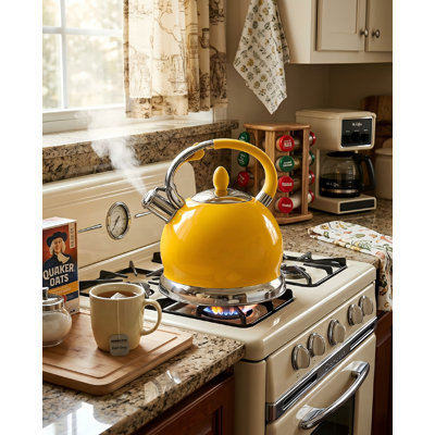 Bouilloire sifflante en acier inoxydable de 2,7 pintes de qualité alimentaire en jaune, équipée d'une poignée ergonomique et d'une gant en silicone résistant à la chaleur, compatible avec les surfaces de cuisson à induction, à gaz, électriques et radiantes.