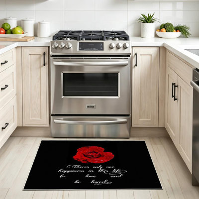 Tapis rouge lavable à la machine avec de magnifiques pétales de rose et fleurs