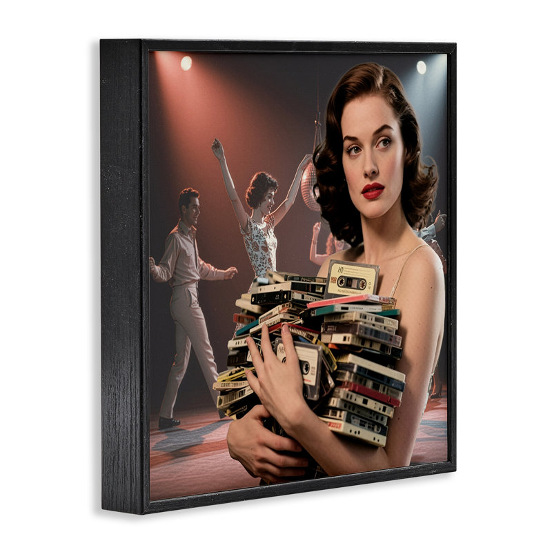 Giclée encadrée de la collection «Femme tenant une cassette vintage» par CAD Designs, H 17 po x l 17 po