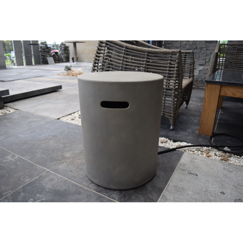 Le couvercle rond de 20 po en béton gris clair peut contenir un réservoir de 25 lb