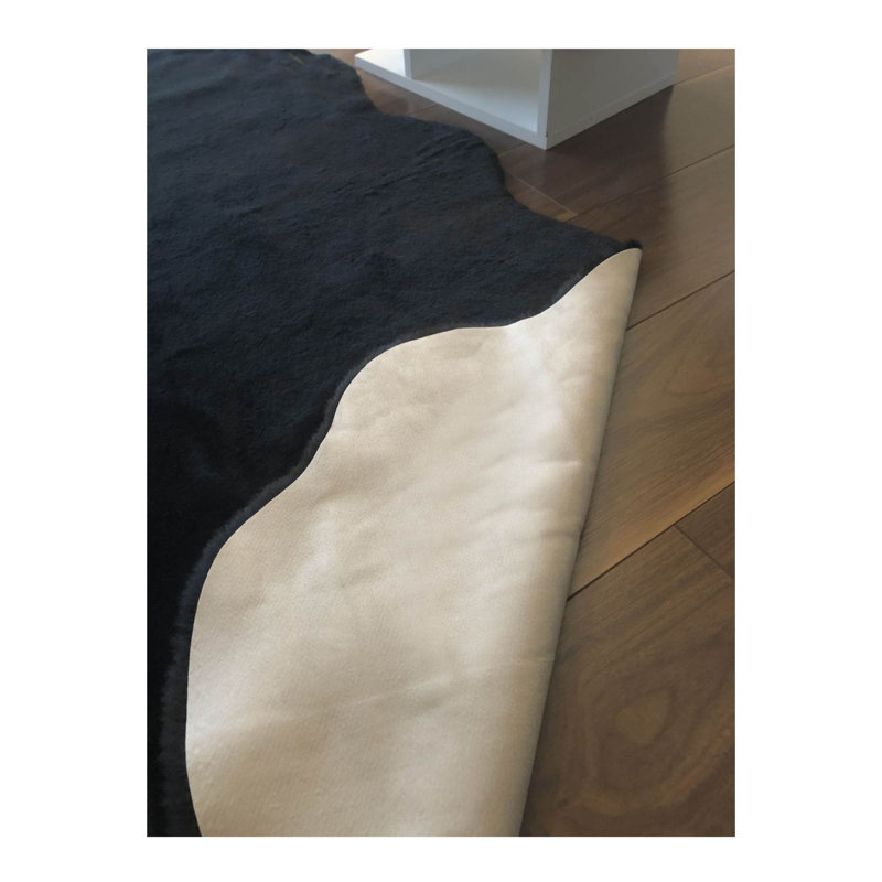 Tapis noir en acrylique tissé à la machine 2 pi 4 po x 5 pi 11 po Overby