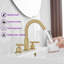Robinet de lavabo de salle de bain espacé pivotant en laiton avec ensemble de drain-109600889