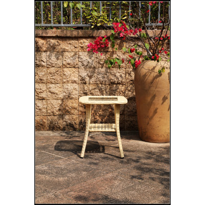 Table d'appoint d'extérieur en osier avec plateau en verre trempé, conception à 2 niveaux pour le rangement et la durabilité, parfaite pour le balcon et le jardin