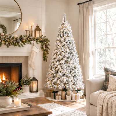 Sapin de Noël artificiel floqué de 2,4 m (8 pi) recouvert de neige, avec 600 lumières DEL blanc chaud, 1445 branches articulées et support en métal.