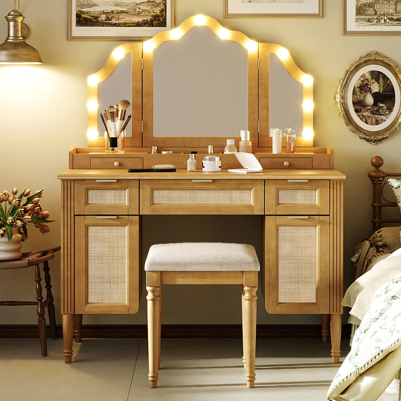 Ensemble de coiffeuse de 44,37 po avec tabouret, 13 ampoules Hollywood et 3 modes d'éclairage, coiffeuse à miroir triple pliable avec tabouret rembourré, station de charge, beaucoup de rangement