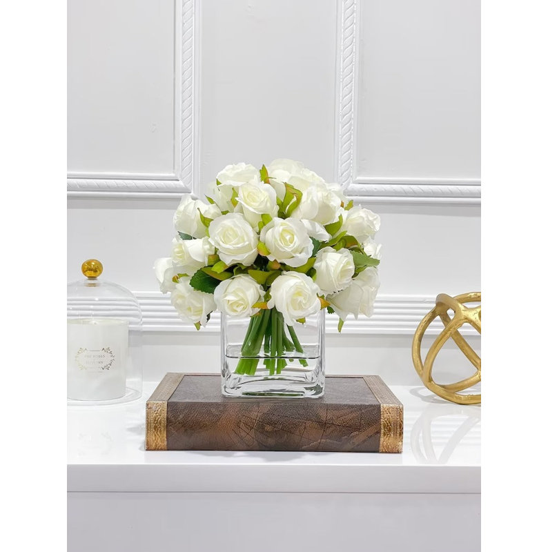 Roses avec fleurs artificielles dans un vase