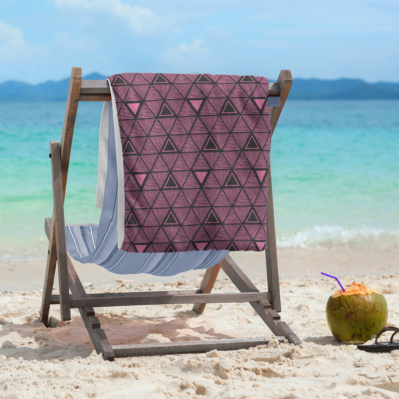 Serviette de plage classique à motif de triangles dessinés à la main, Rose bébé / Noir