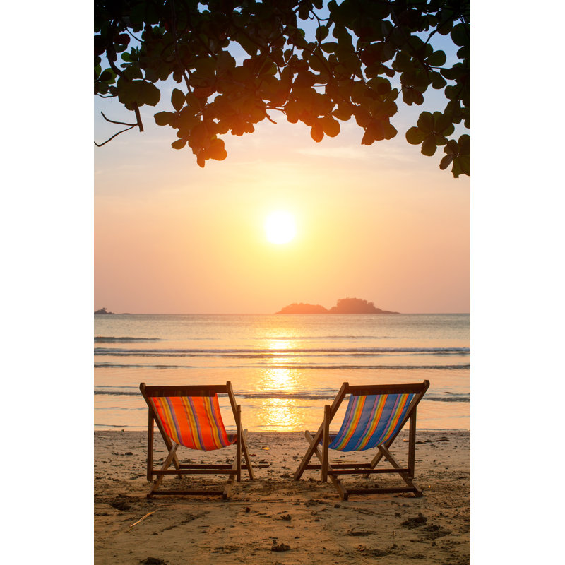 Loungers on Beach at Sunrise par Dimaberkut - Photographie sur toile tendue, H 18 po x l 12 po