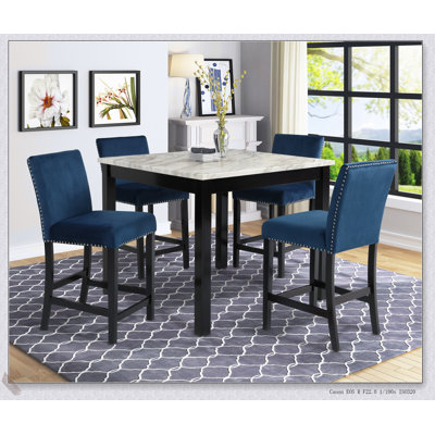 Ensemble de salle à manger 5 pièces à hauteur de comptoir avec table carrée en faux marbre blanc et chaises capitonnées en velours bleu