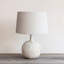 Lampe de table en grès texturé faite à la main avec abat-jour en tissu