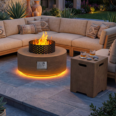 Foyer de table rond en acier au propane à grain de bois 30 po avec lumière DEL dorée intégrée, 50 000 BTU pour le jardin de la cour arrière, comprend une armoire à réservoir, un pare-étincelles, un verre de feu bleu et un couvercle