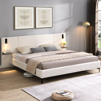 Très grand lit tapissier blanc avec lumières et tablettes pour le décor de la chambre à coucher en tissu d'ameublement blanc