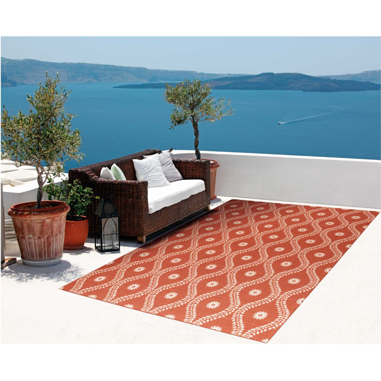 Tapis intérieur / extérieur rouge / ivoire à motif géométrique Bertran
