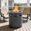  Colonne de foyer d'extérieur au propane de 22 pouces de 32 000 BTU, table ronde en métal noir avec verre de feu, couvercle et housse de pluie pour patio