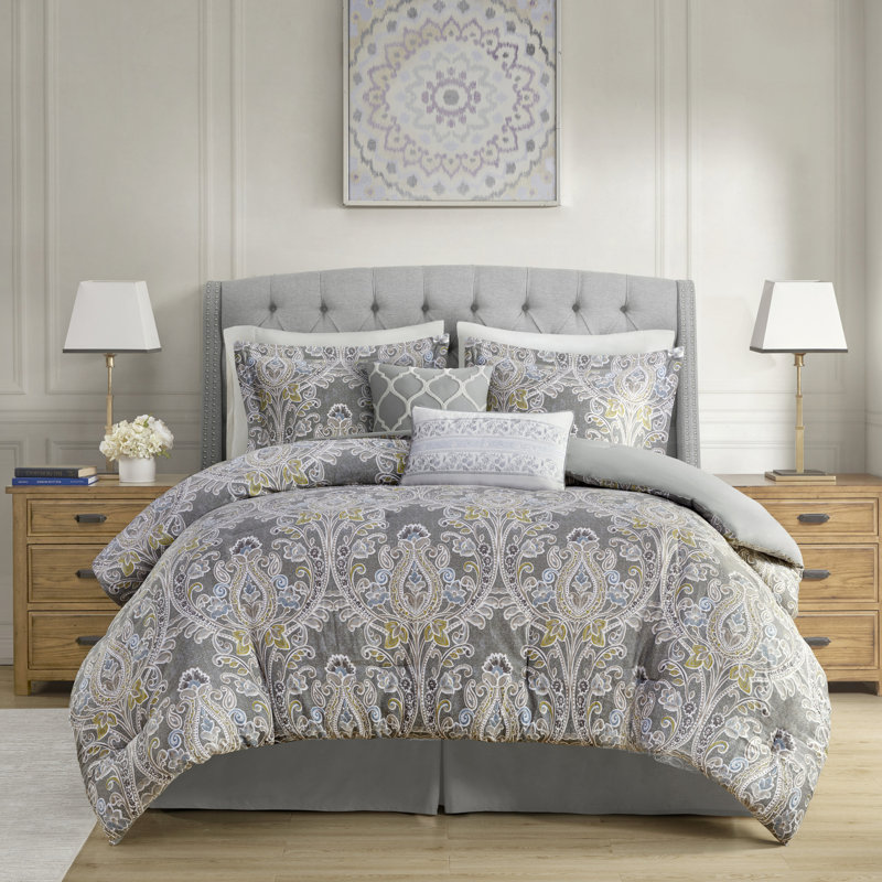 Édredon double en coton pleine grandeur gris - 6 pièces avec un motif délicat aux accents bleus et jaunes; comprend un édredon, une jupe de lit, des taies décoratives et des coussins décoratifs
