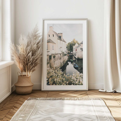 «Serene Village Waterscape Print», sans cadre, 36 po x 24 po