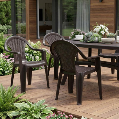 Ensemble de quatre chaises empilables d'extérieur en plastique robuste texturé espresso avec accoudoirs