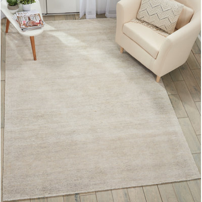 Tapis ivoire vaporeux uni touffeté à la main Zendejas