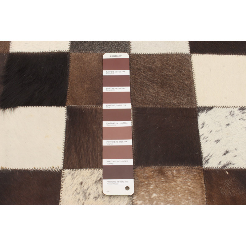 Tapis noir / beige / brun en cuir de vache fabriqué à la main Shorehamby