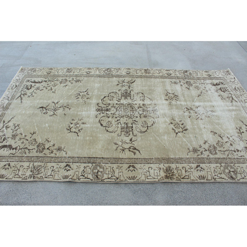 Tapis vintage rétro Oushak de style scandinave neutre idéal pour la salle à manger avec des accents verts et une texture moelleuse